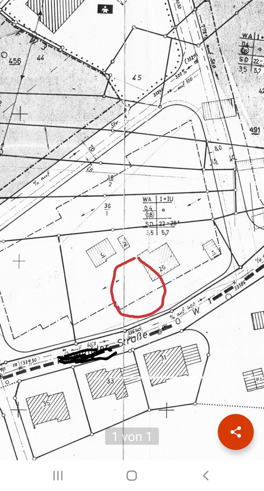 Bauplan/Lageplan mit Parzellen, Straßen und Gebäuden; rote Kreismarkierung hebt Bereich hervor.