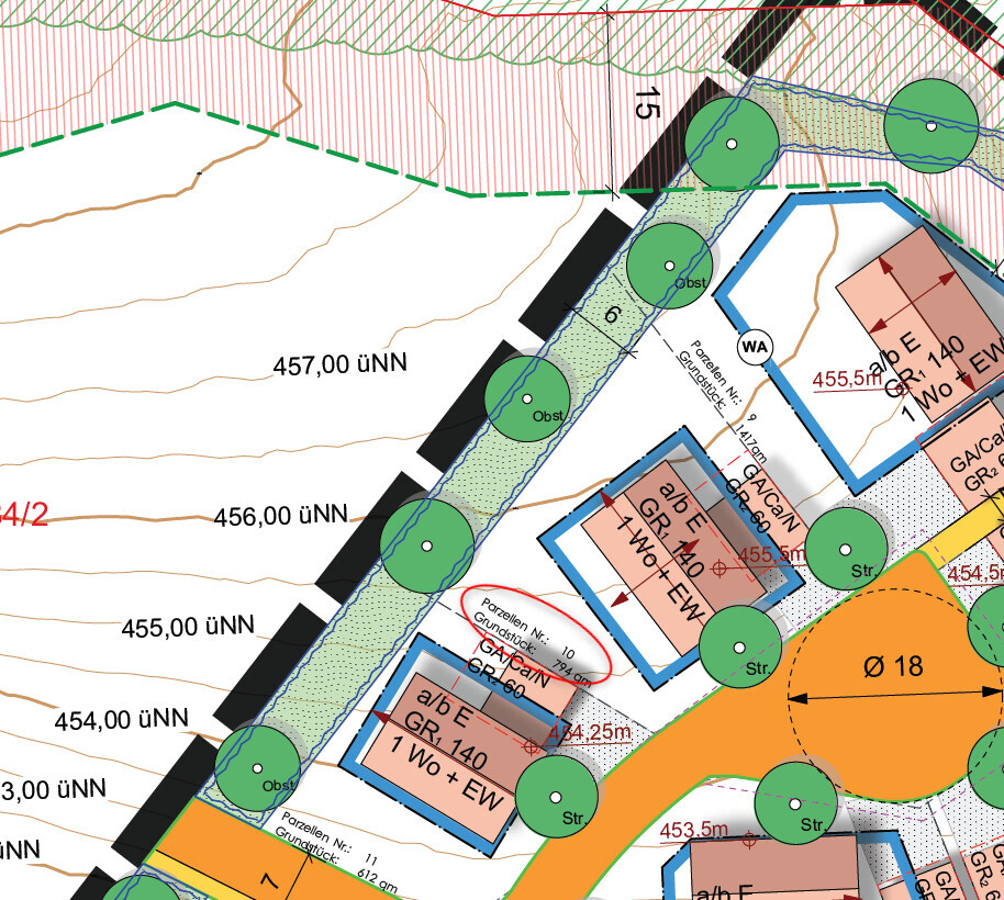 Lageplan eines Baugrundstücks mit Parzellen, Gebäuden, Baumstandorten und Geländemarkierungen