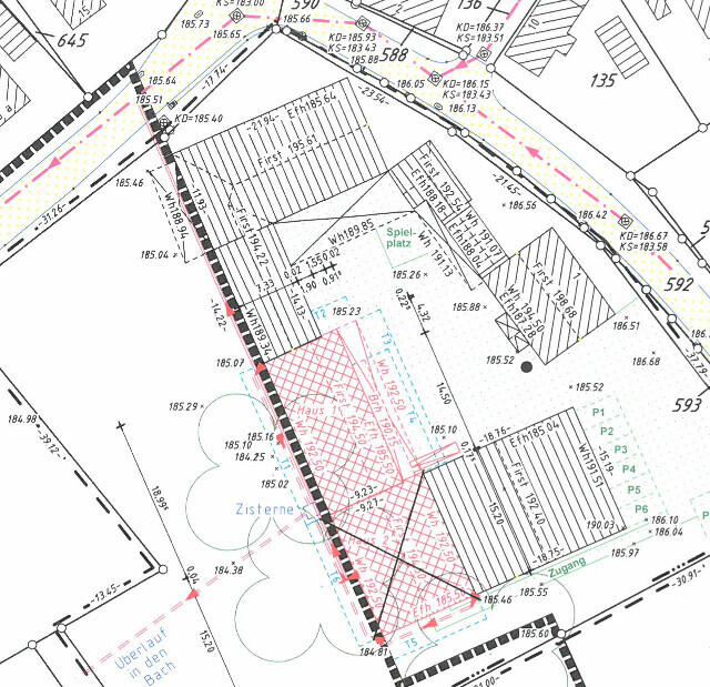 Lageplan mit Parzellen, Straßen, rote schraffierte Baufläche, Zisterne und Spielplatz