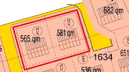 Grundstücksplan mit rot umrissenen Parzellen 565 m² und 581 m²