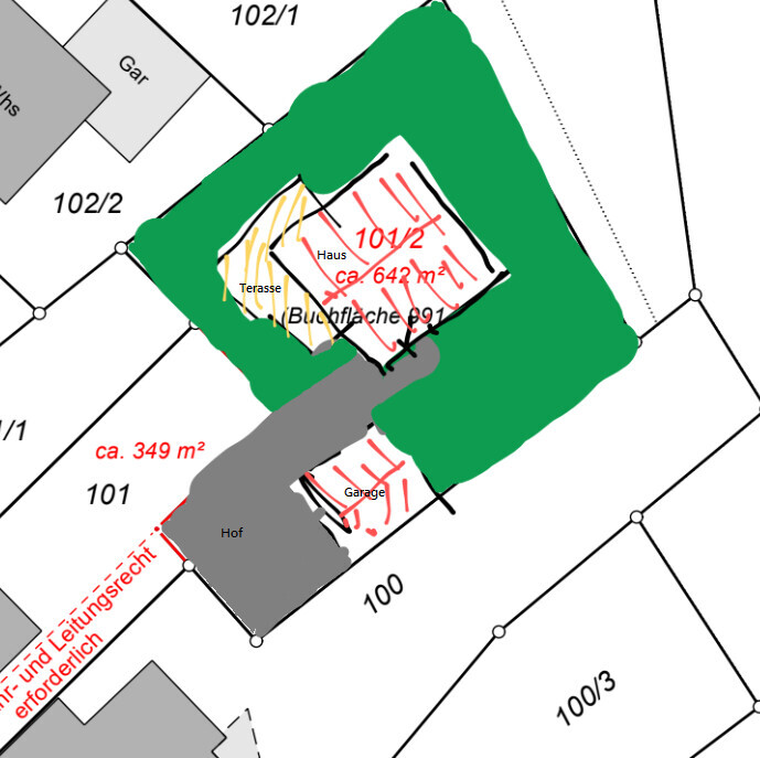 Lageplan eines Baugrundstücks mit Haus, Garage, Terrasse und Gartenbegrenzung.