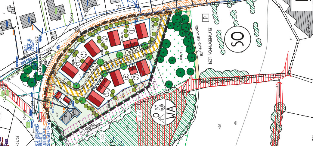 Lageplan eines Baugebiets mit roten Hausblöcken, Straßen, Fußwege und grün gestalteten Flächen.