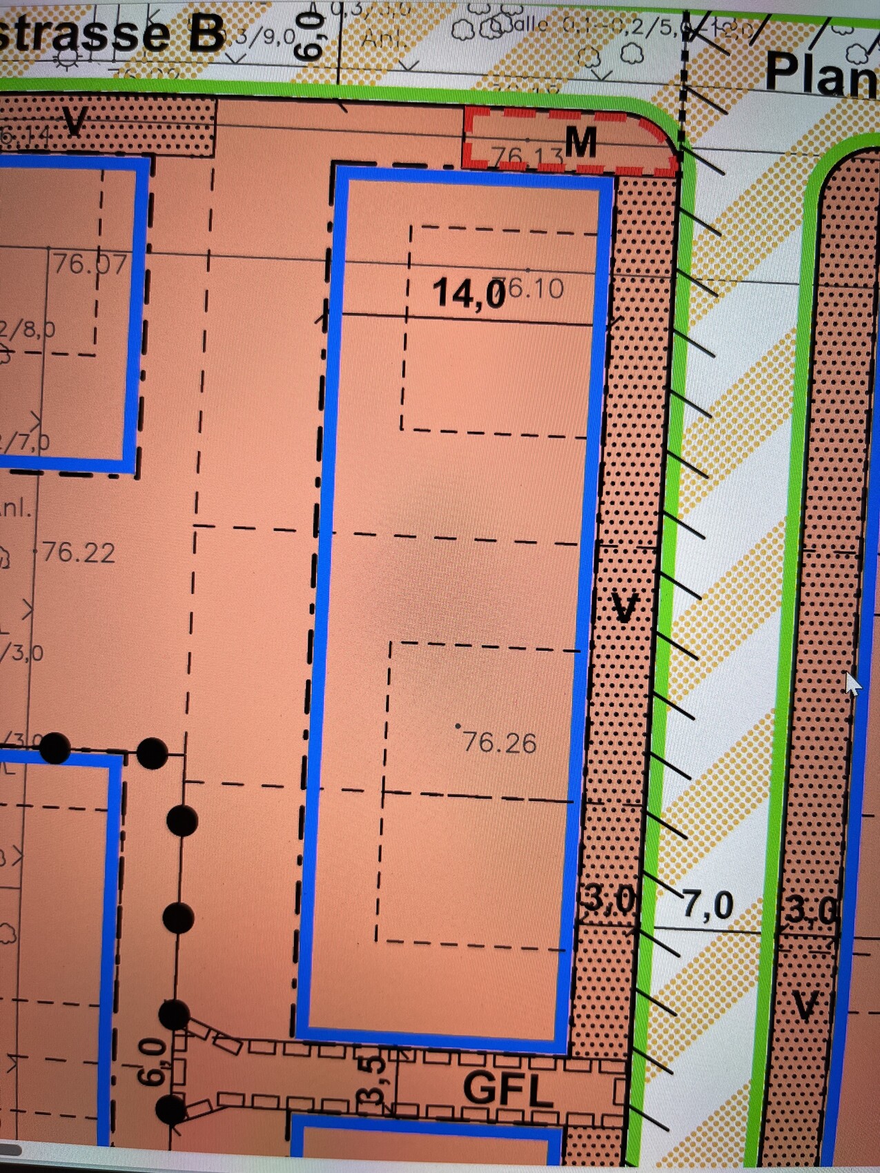Lageplan mit orangefarbenen Parzellen, blauen Gebäudeblöcken, grüner Randzone und Maßangaben.