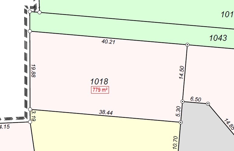 Lageplan eines Baugrundstücks mit Parzelle 1018, Maßen und angrenzenden Parzellen