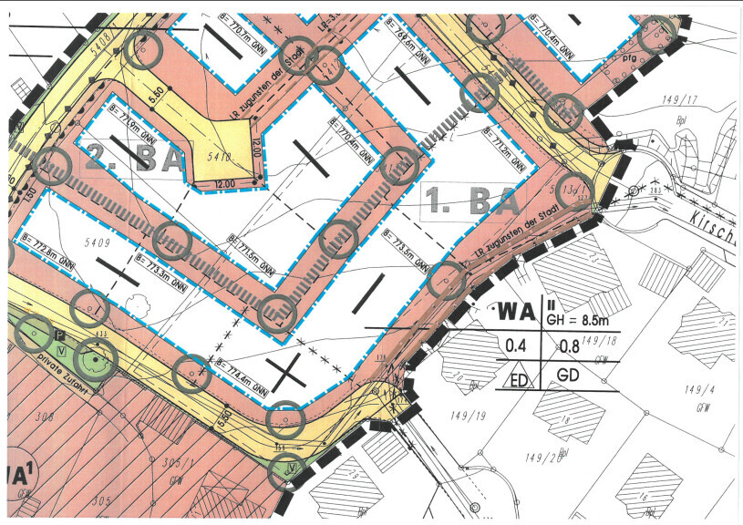 Bebauungsplan mit Grundstücksgrenzen, Straßen und Baukörpern, farbige Markierungen