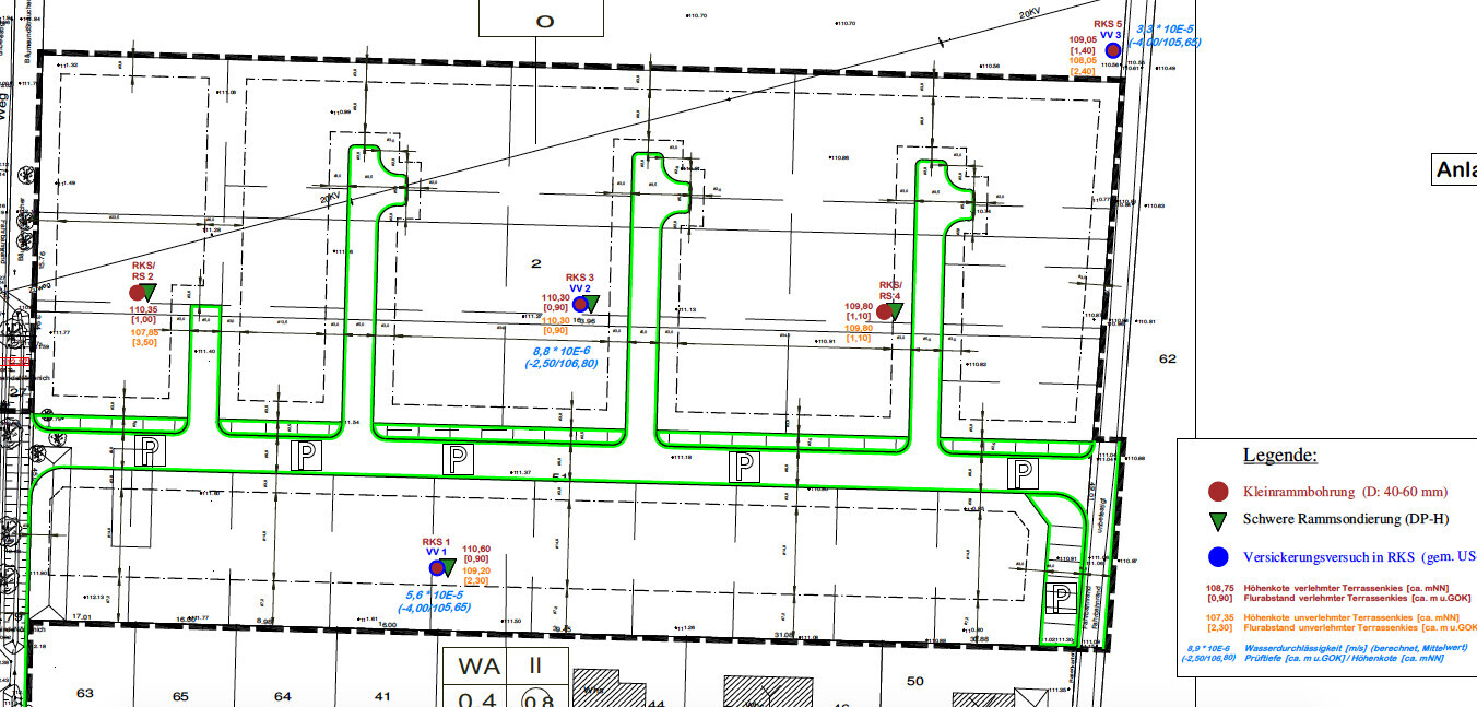 Lageplan eines Baugrundstücks mit Parkplatzflächen und Gebäudestrukturen im Gelände