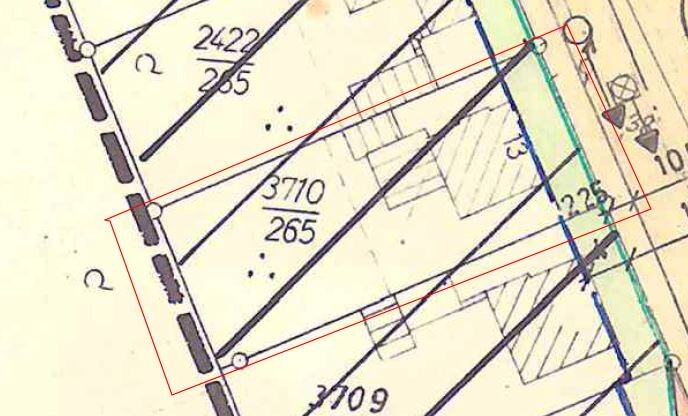 Technischer Grundriss mit Linien, Maßen, schraffierten Flächen und roten Rechteckmarken.