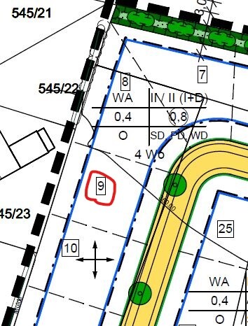 Lageplan eines Baugrundstücks mit Straßenzug, Begrenzungen, Bäumen und Bauflächen.
