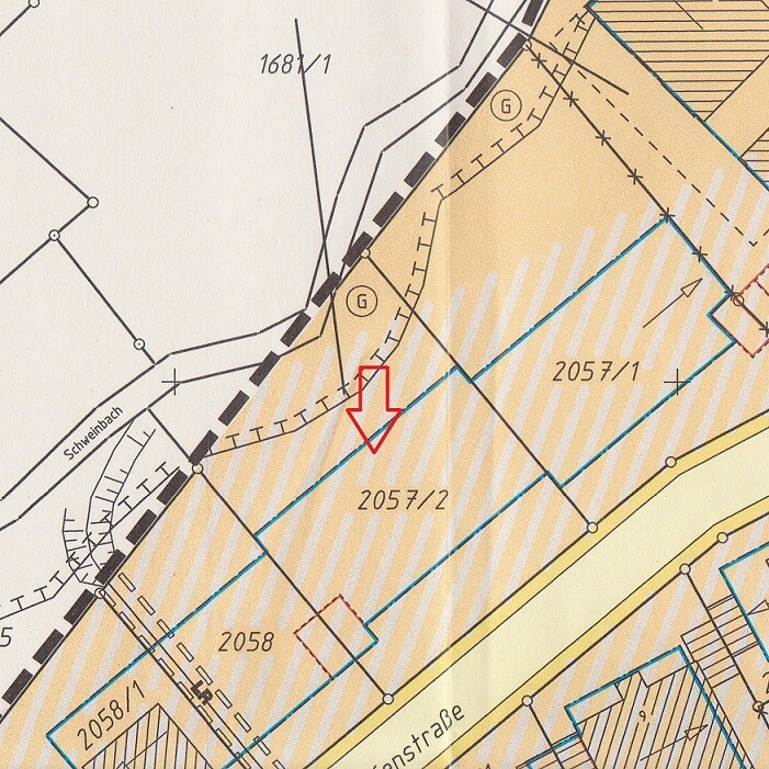 Lageplan eines Grundstücks mit Parzelle 2057/2, blaue Grenzlinien, roter Pfeil