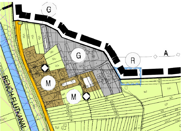 Lageplan eines Gebiets mit farbigen Parzellen, Straßen, Fluss links und Labels G/M/R.
