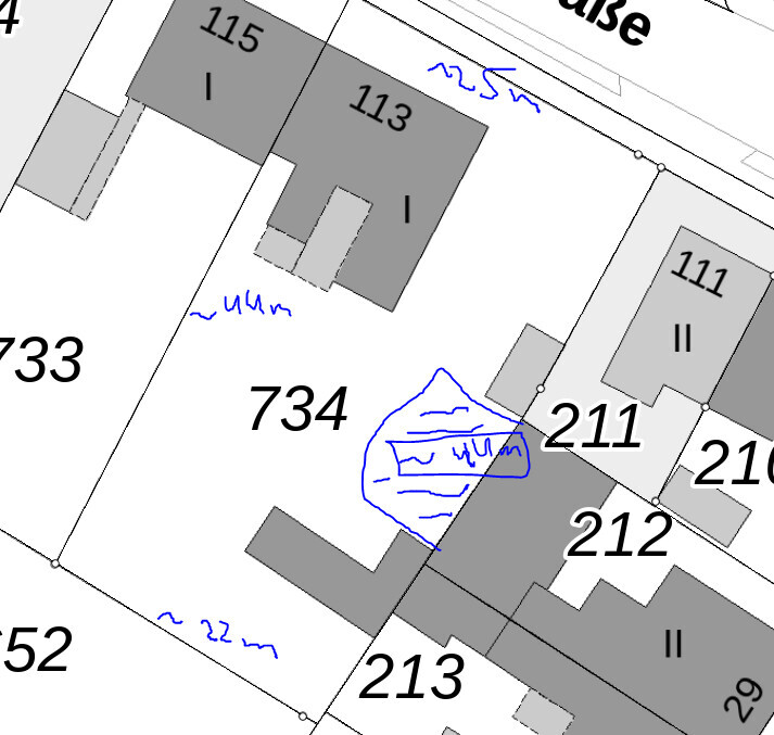 Lageplan eines Baugrundstücks mit Gebäudenummern und Grundstücksgrenzen (734)