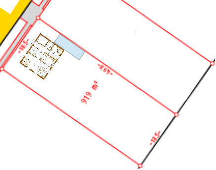Lageplan eines Grundstücks mit Gebäudefläche, rotem Umriss und Maßangaben