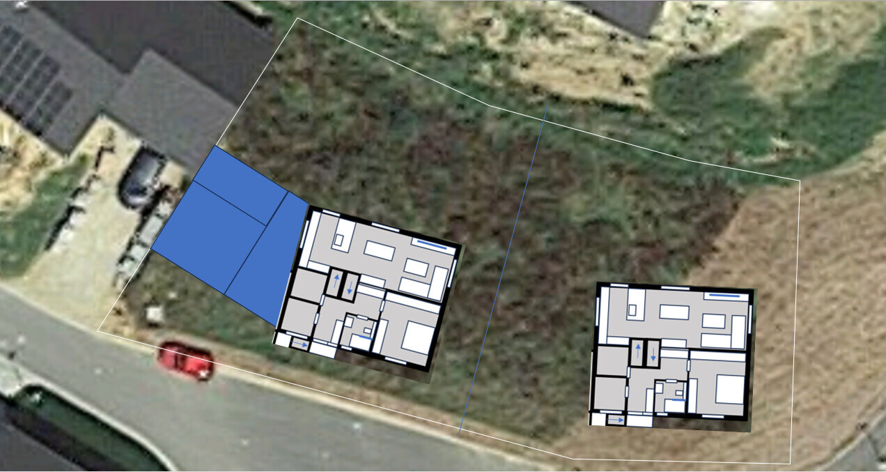 Luftbild eines Grundstücks mit zwei Grundrissen von Häusern zur Planung