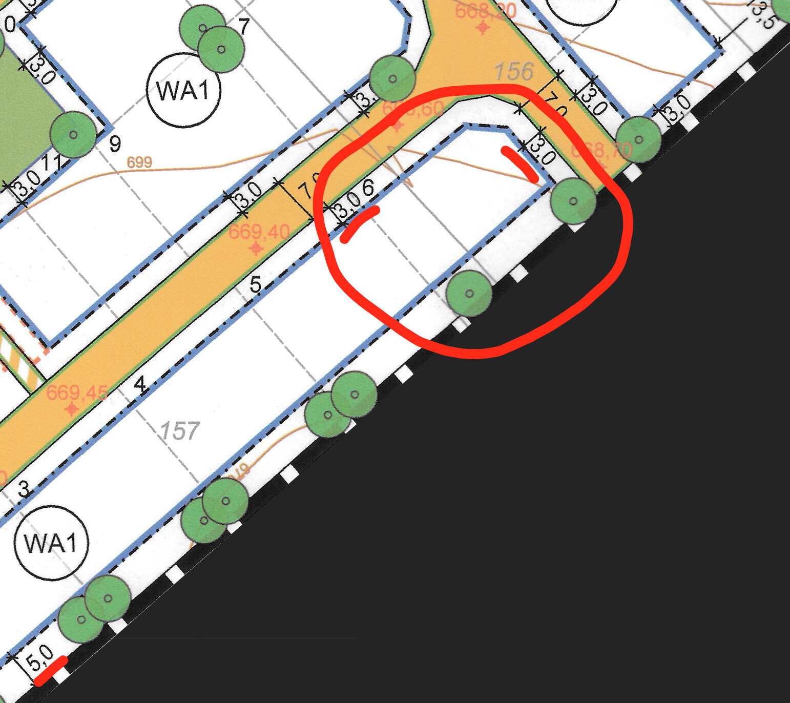 Grundstücksplan mit Straßenverlauf, Parzellen und Bäumen, rote Markierung eines Bereichs