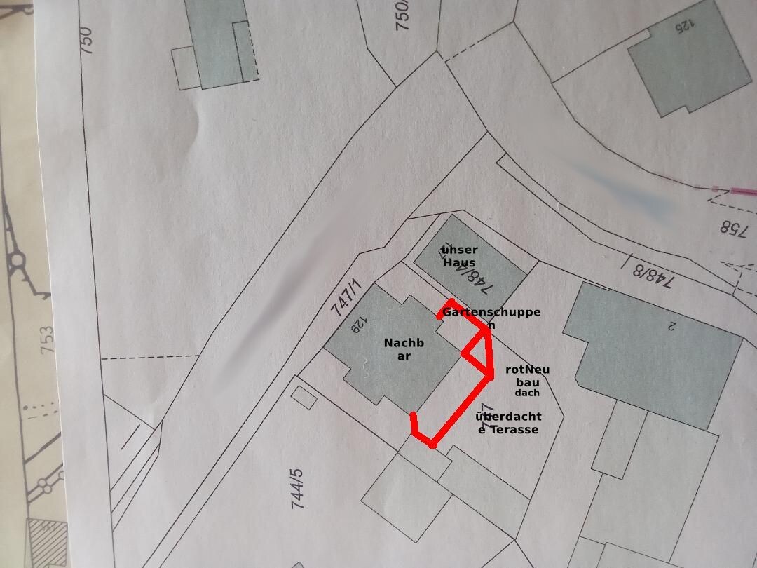 Lageplan eines Hauses mit Grundstück, rote Markierung um Terrasse und Garten