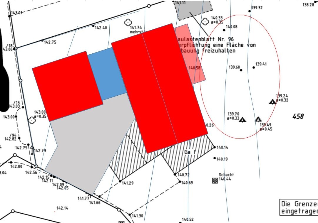 Ausschnitt eines Baugrundplans mit roten, blauen und grauen Flächen und Notizen.