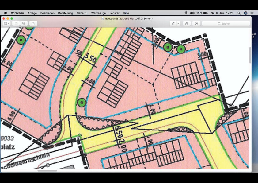 Lageplan eines Baugrundstücks mit Straßen, farbigen Bereichen und Grundstücksmarkierungen