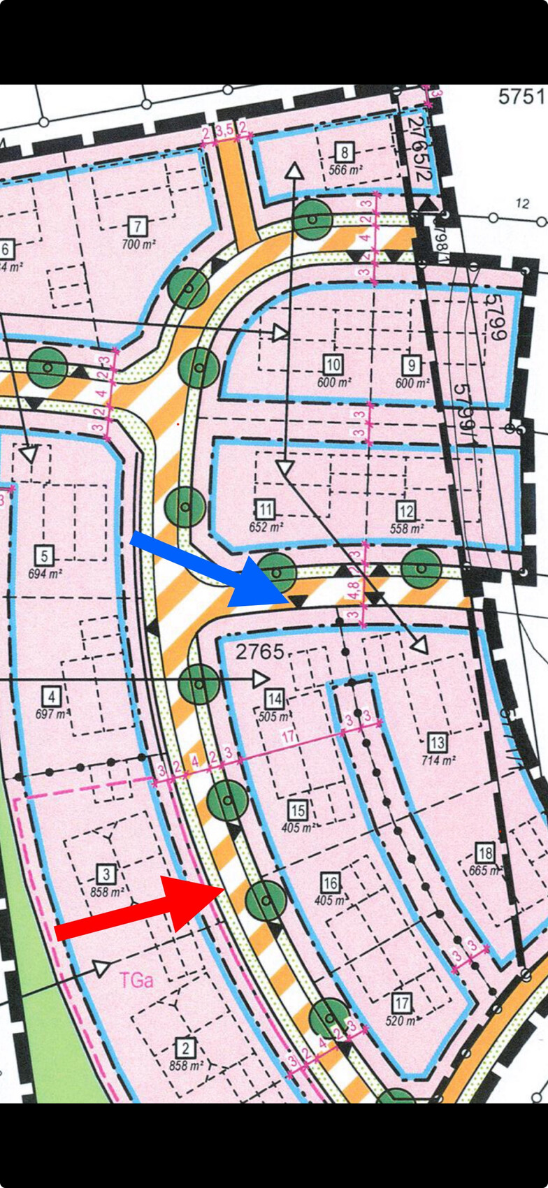 Lageplan eines Bebauungsgebiets: Grundstücke, Straßen, Bäume, farbige Zonen; Pfeile zeigen Bereiche.