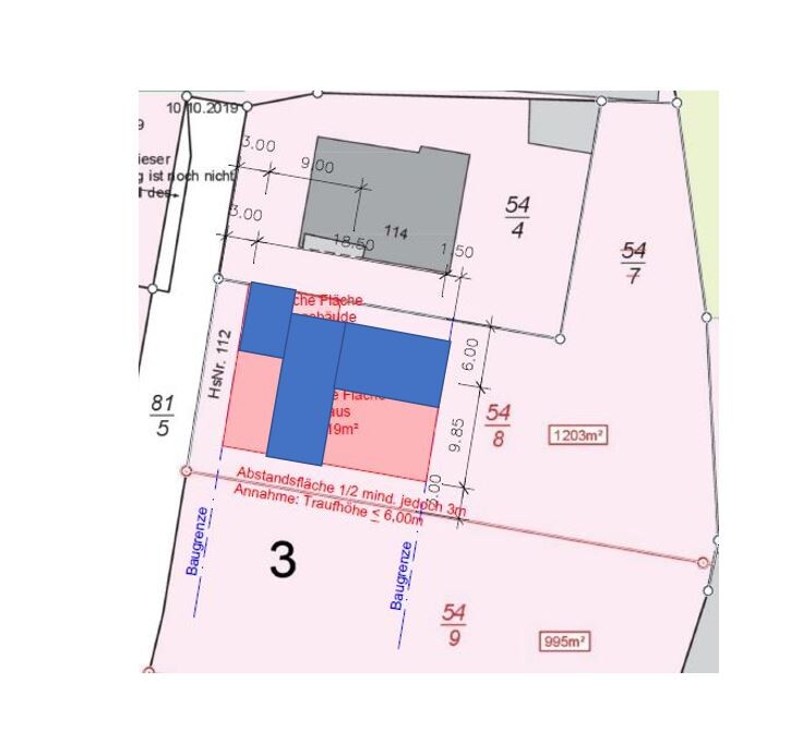 Lageplan eines Baugrundstücks mit grauem Gebäude, blauem Anbau und rotem Flächenbereich.