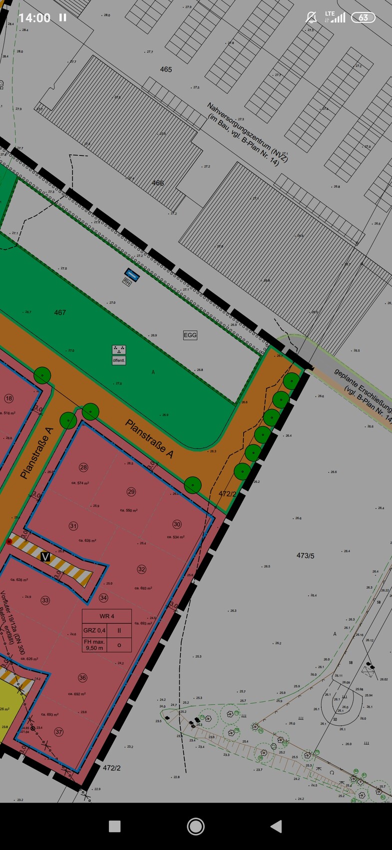 Lageplan eines Baugebiets mit farblich markierten Zonen, Straßen und Gebäuden.