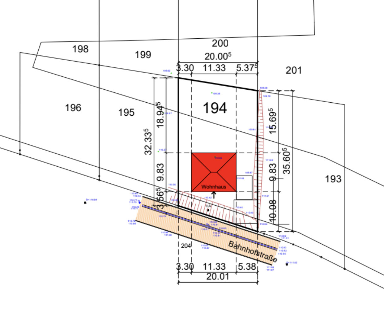 Lageplan mit Wohnhaus, Bahnhofstraße, Maßlinien und Grundrissangaben