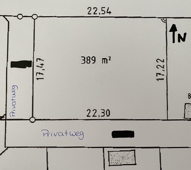 Grundriss eines Grundstücks: ca.389 m², Privatweg am unteren Rand, Maße ca. 22 × 17 m.
