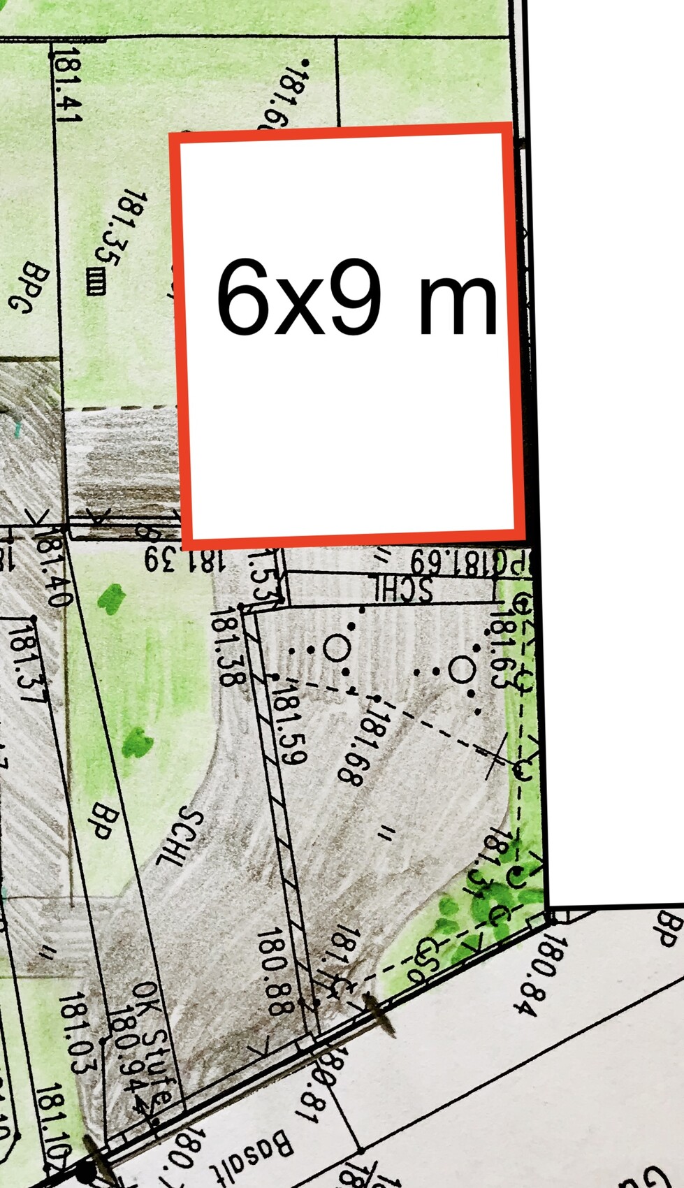 Kartenplan mit rotem Rechteck: Baufläche 6x9 m, umgeben von Grenzlinien und Beschriftungen.