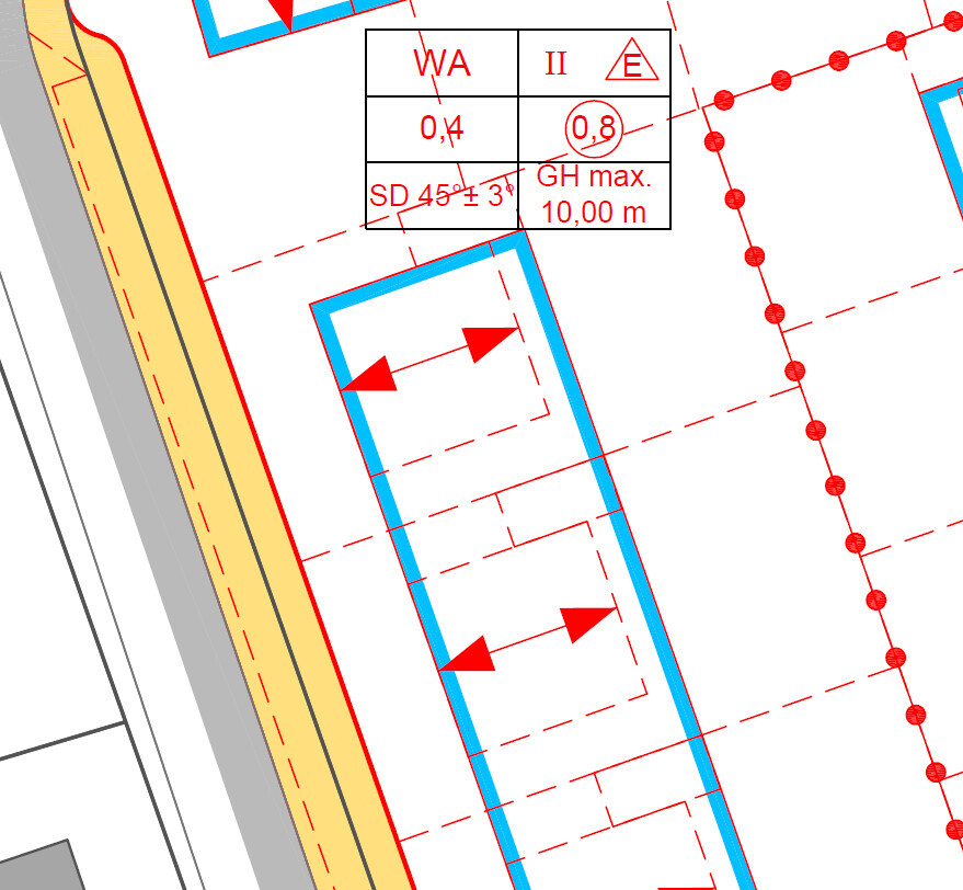 Lageplan eines Baugrundstücks mit blauem Gebäudeflächenumriss und roten Markierungen