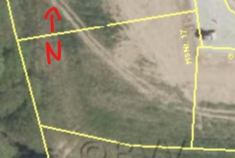 Satellitenbild eines Grundstücks mit gelben Grenzlinien und Nordpfeil