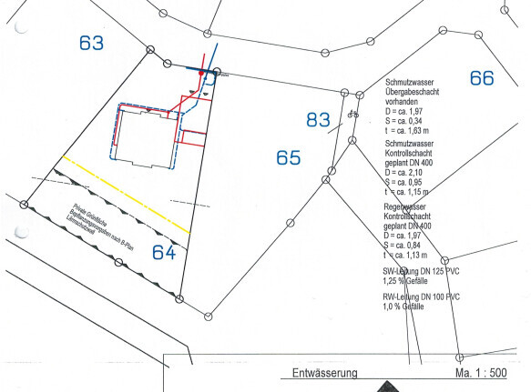 Lageplan einer Entwässerungsanlage mit Schächten, Rohren und Gebäudeumriss (Maßstab 1:500).