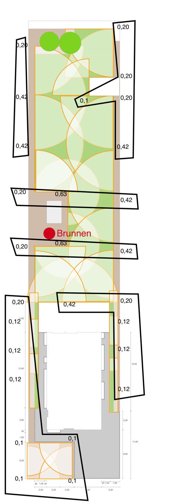 Garten- und Bauplan mit grünen Flächen, zwei Bäumen, orange Kreisen/Linien und rotem Brunnen.