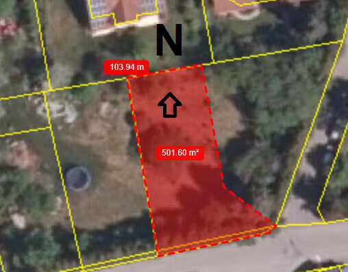 Luftbild: rotes Grundstücks-Polygon mit Nordpfeil, gelbe Grenzlinien, Fläche 501.60 m².