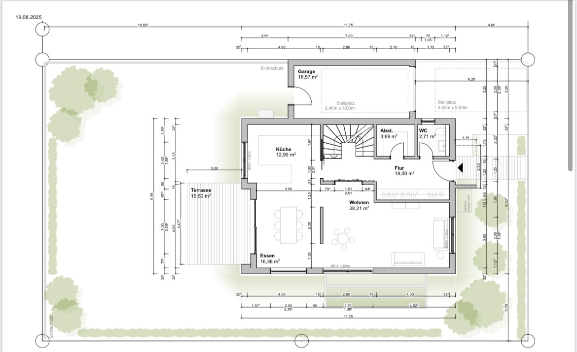 Grundrissplan eines Hauses mit Terrasse, Garten und Eingangsbereich