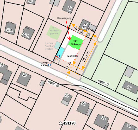 Lageplan eines Baugrundstücks mit Hausgrundriss, Zufahrt und Maßangaben.