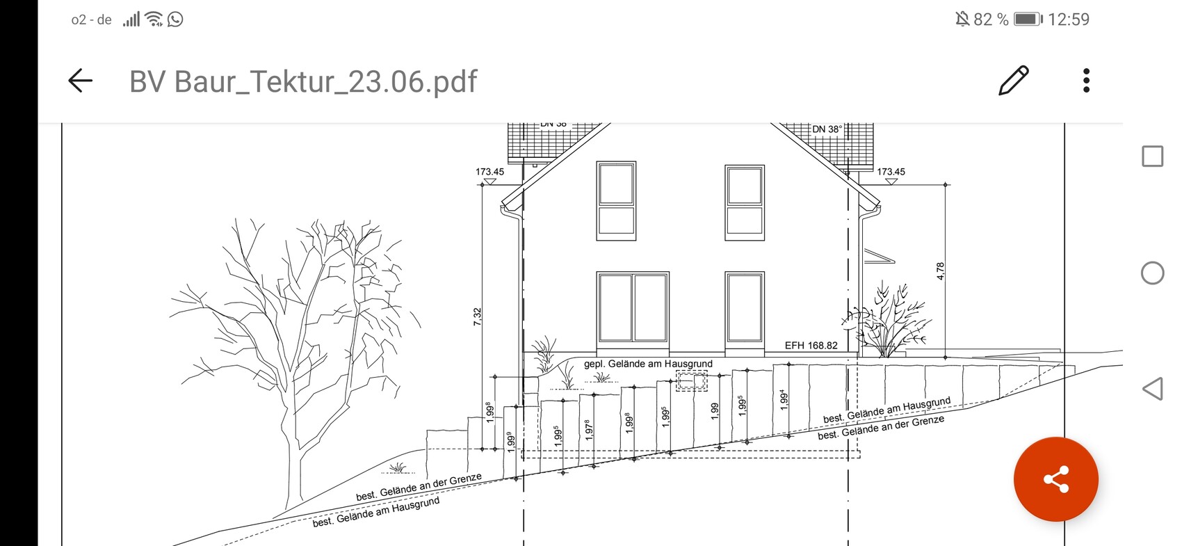 Technische Bauzeichnung: zweigeschossiges Haus auf abschüssigem Gelände mit Bäumen links.