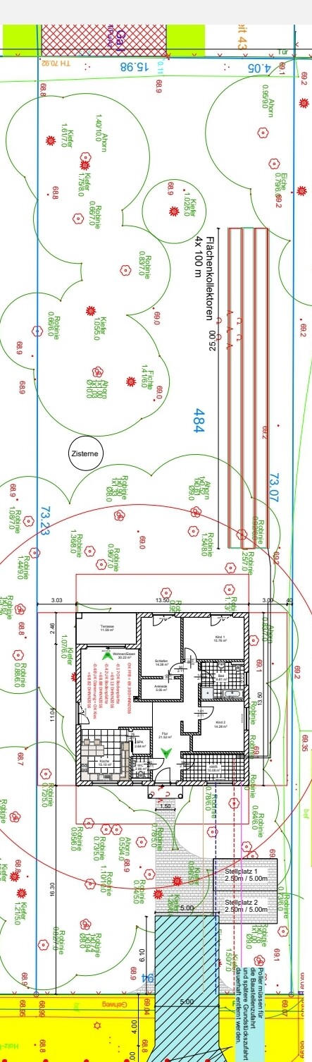 Grundrissplan mit Haus, Gartenflächen, Bäumen, Wegen, Maßen und Parkplätzen.