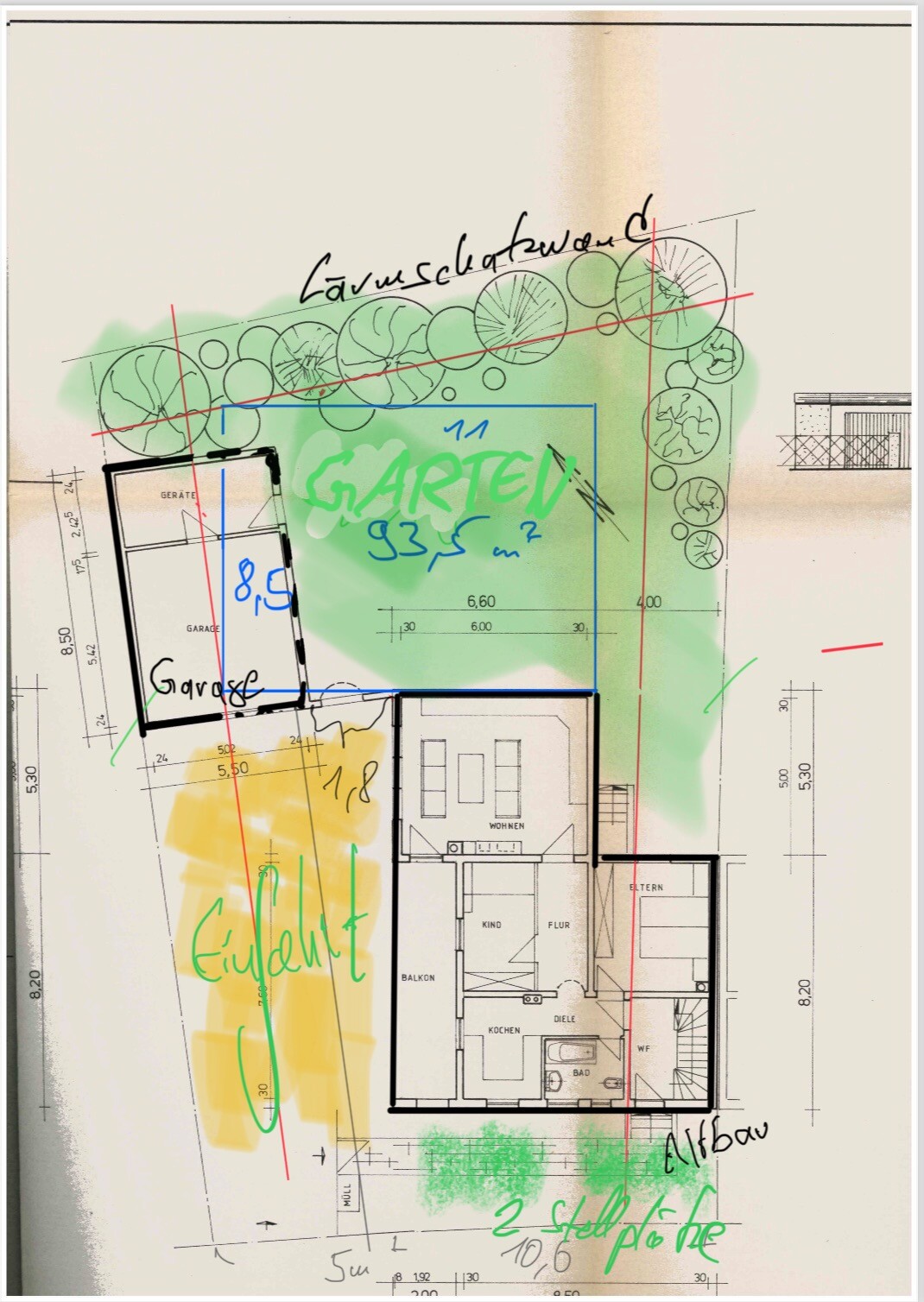 Grundriss eines Hauses mit Garten, Garage, Balkonen und farbigen Anmerkungen.