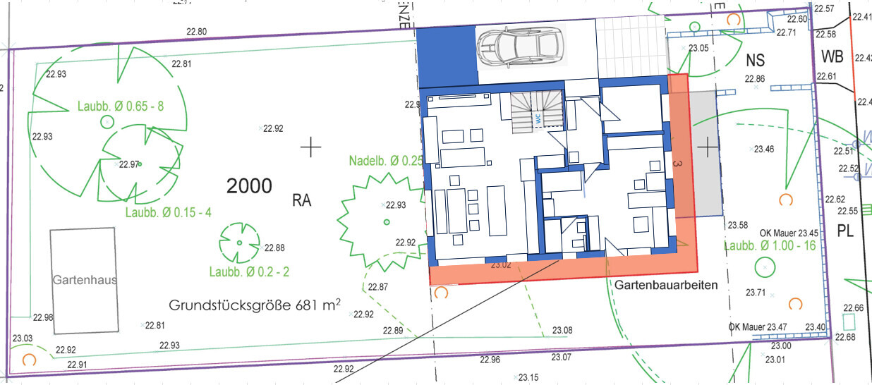 Grundstücksplan: Hausgrundriss mit Carport, Gartenbauarbeiten, Gartenhaus und Bäume.