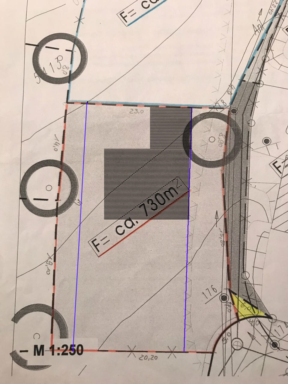 Lageplan eines Baugrundstuecks mit Gebaeudefussabdruck und Grenzlinien