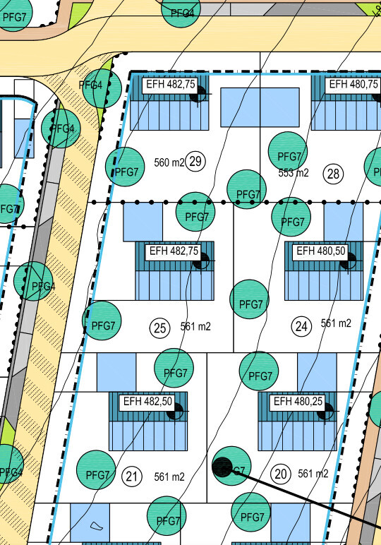 Lageplan eines Baugebiets mit Parzellen, Gebäuden, Wegen und Bäumen