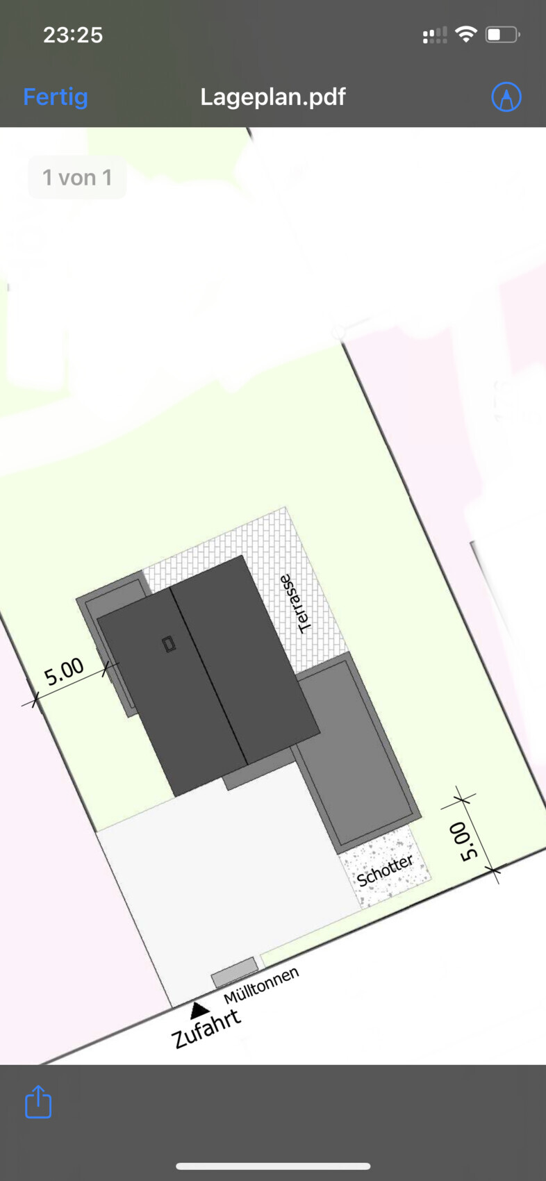 Grundriss eines Grundstücks mit Haus, Zufahrt und Gartenbereich