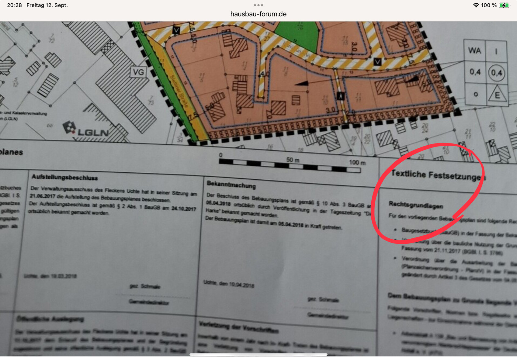 Lageplan eines Baugrundstücks mit Grenzlinien, Gebäuden und Textfestsetzungen