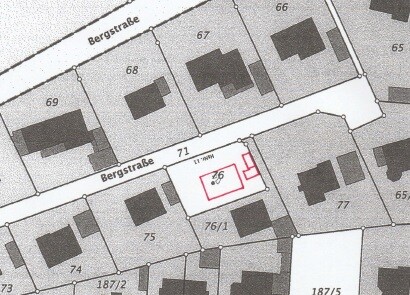 Lageplan eines Baugrundstücks mit umliegenden Parzellen und roter Markierung des Hauses.