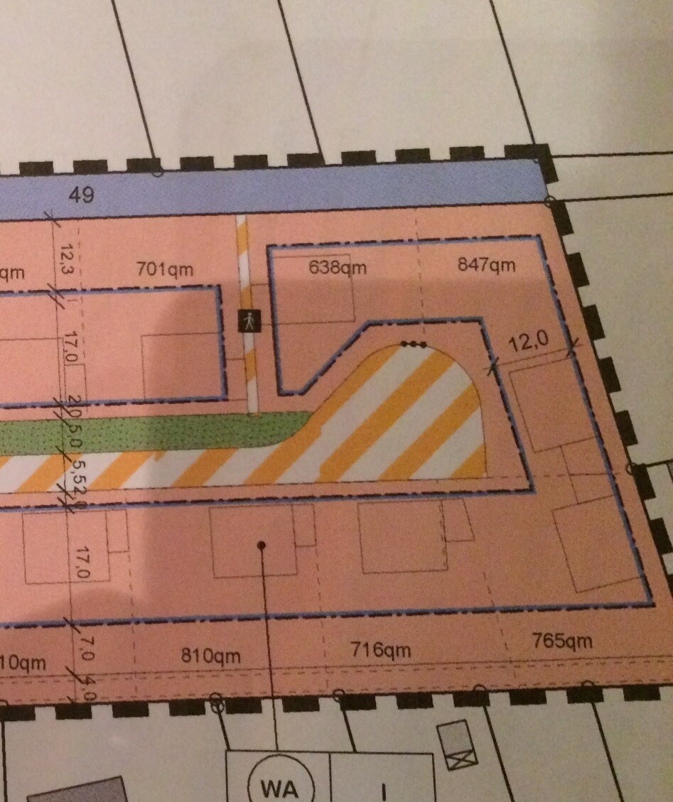 Lageplan eines Baugrundstücks mit farbigen Parzellen und qm-Angaben, Wegen und Grünflächen.