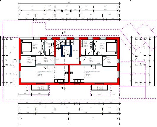 Grundriss eines Gebäudes mit roten Außenwänden und zwei Wohneinheiten, zentralem Treppenhaus.
