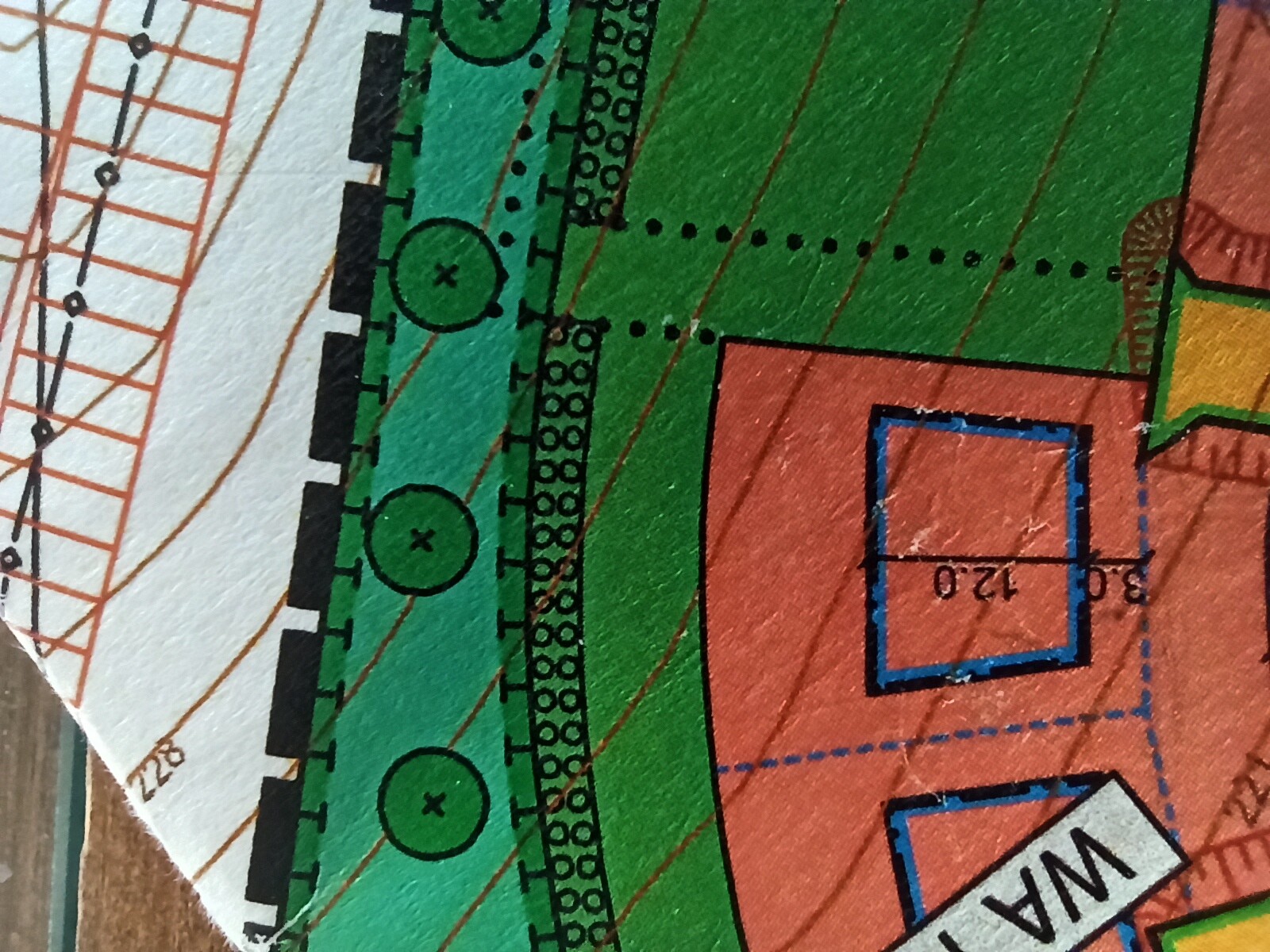 Bauplan-Schnappschuss: grüne Flächen, orange Blöcke, blaue Umrisse, Messlinien.