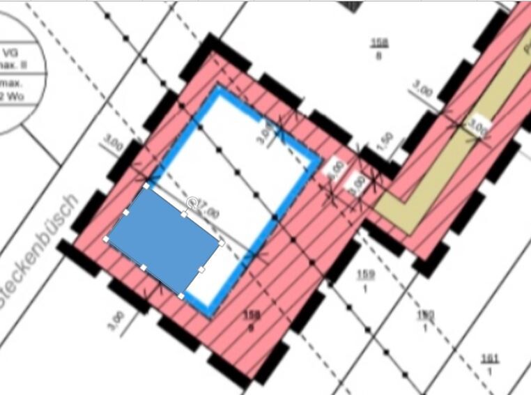 Lageplan eines Gebäudekomplexes: roter Außenbereich, blauer Innenbereich, Maßlinien.