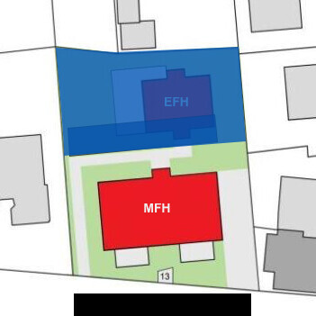 Grundstücksplan mit MFH rot und EFH blau, Umriss des Grundstücks und Grünflächen.
