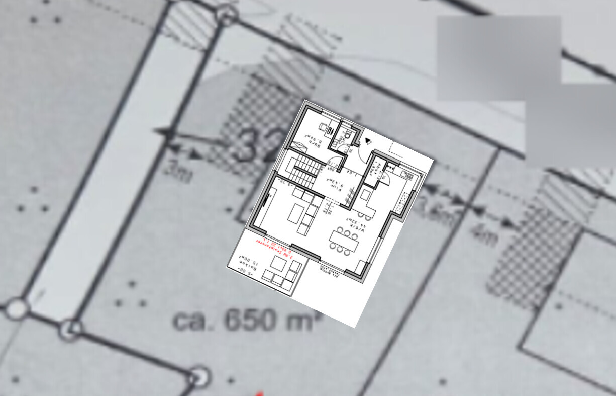 Überlagerter Grundrissplan eines Hauses auf Geländeplan mit Grundstücksgrenze (ca. 650 m²)