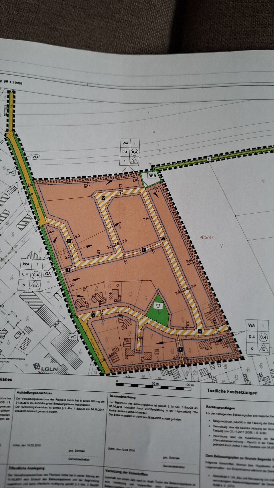 Lageplan eines Baugrundstücks mit Gebäudeflächen, Zufahrtswegen und Grundstücksgrenzen.